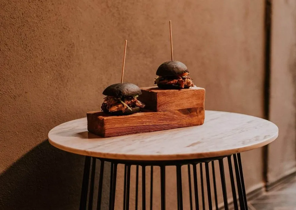 Două întrebări ale unui sondaj (cu eșantion de conveniență) și răspunsurile cititorilor